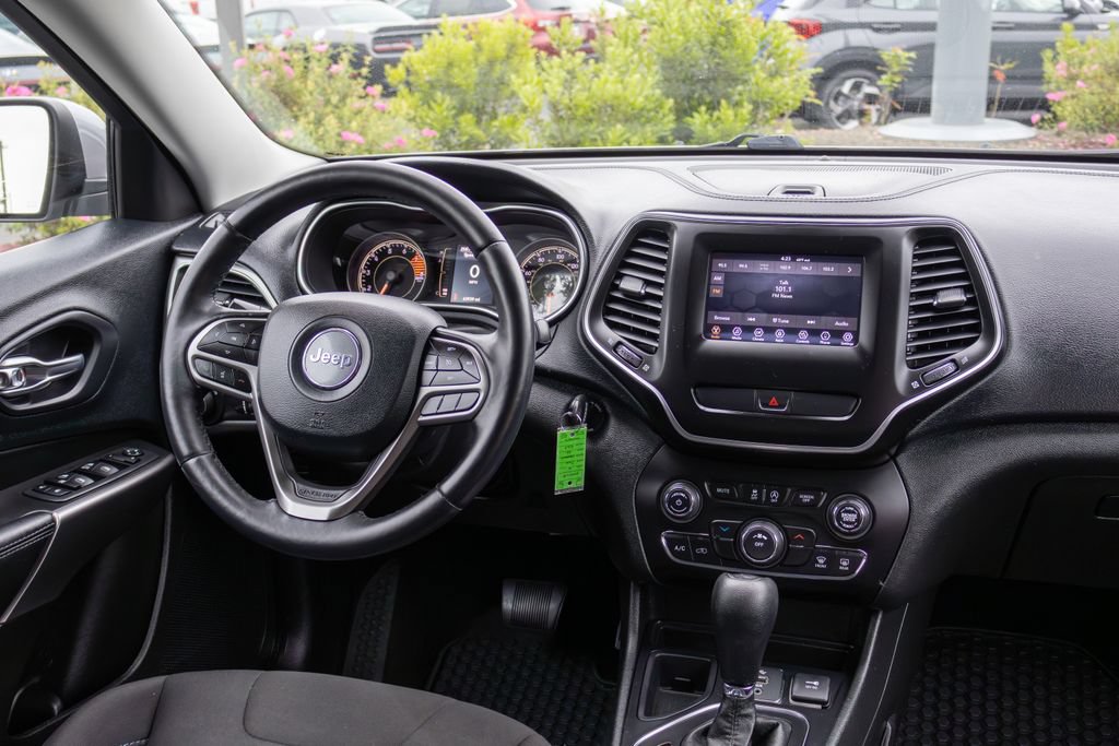 Used 2019 Jeep Cherokee Latitude w/ Cold Weather Group FWD image 11