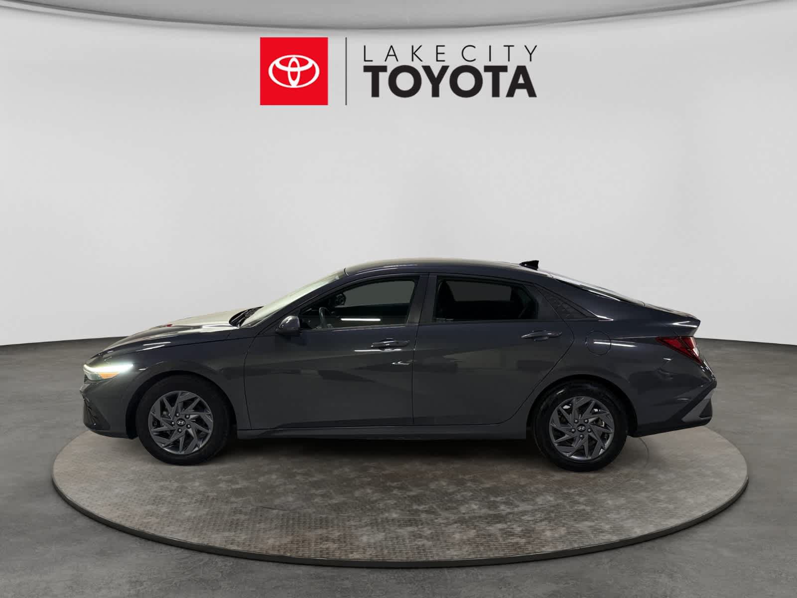 Used 2024 Hyundai Elantra SEL FWD image 3