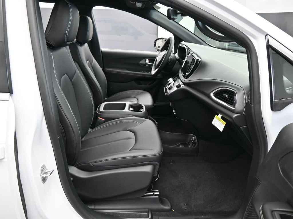 New 2026 Chrysler Pacifica Select image 36