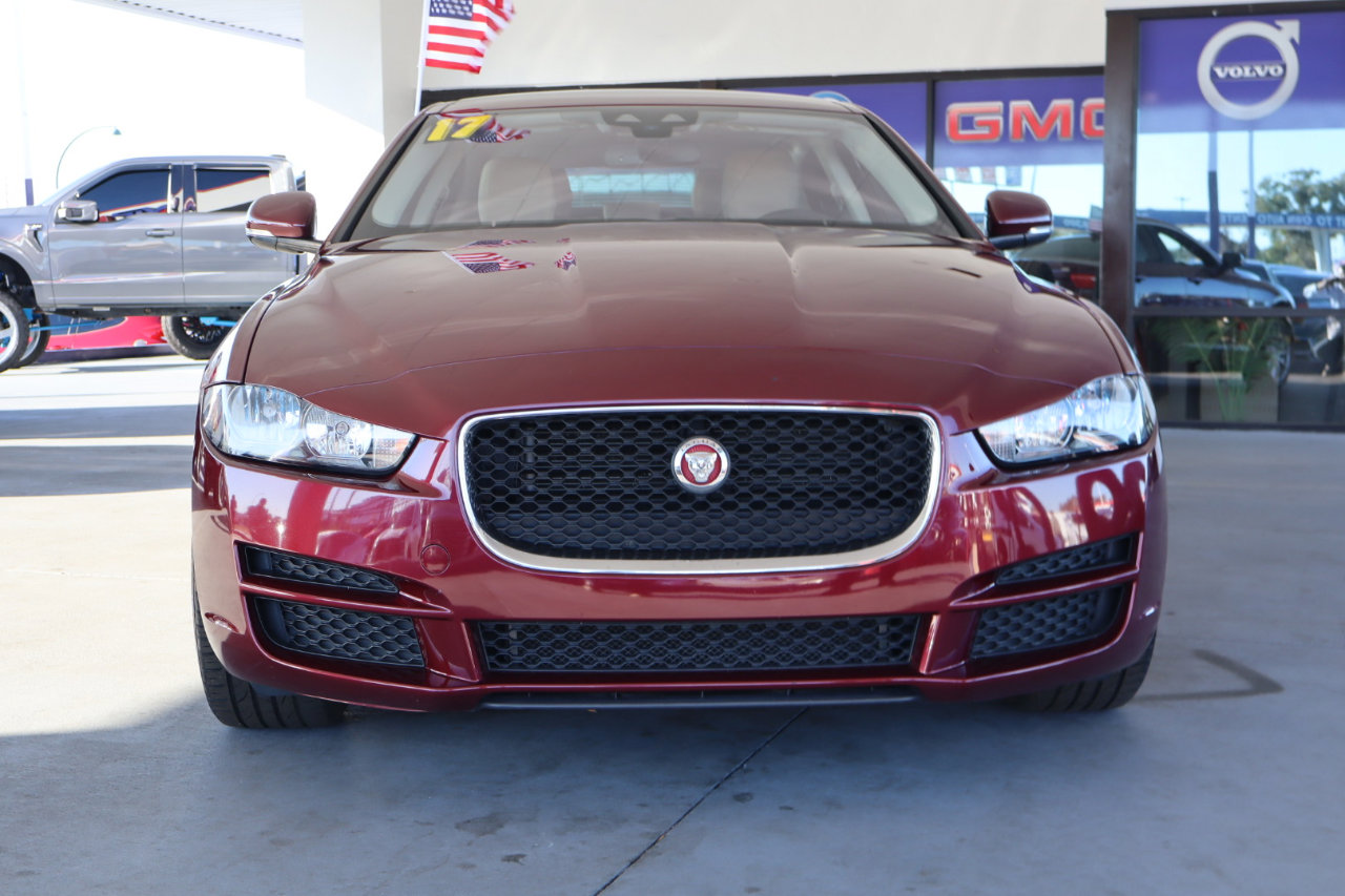 Used 2017 Jaguar XE image 11