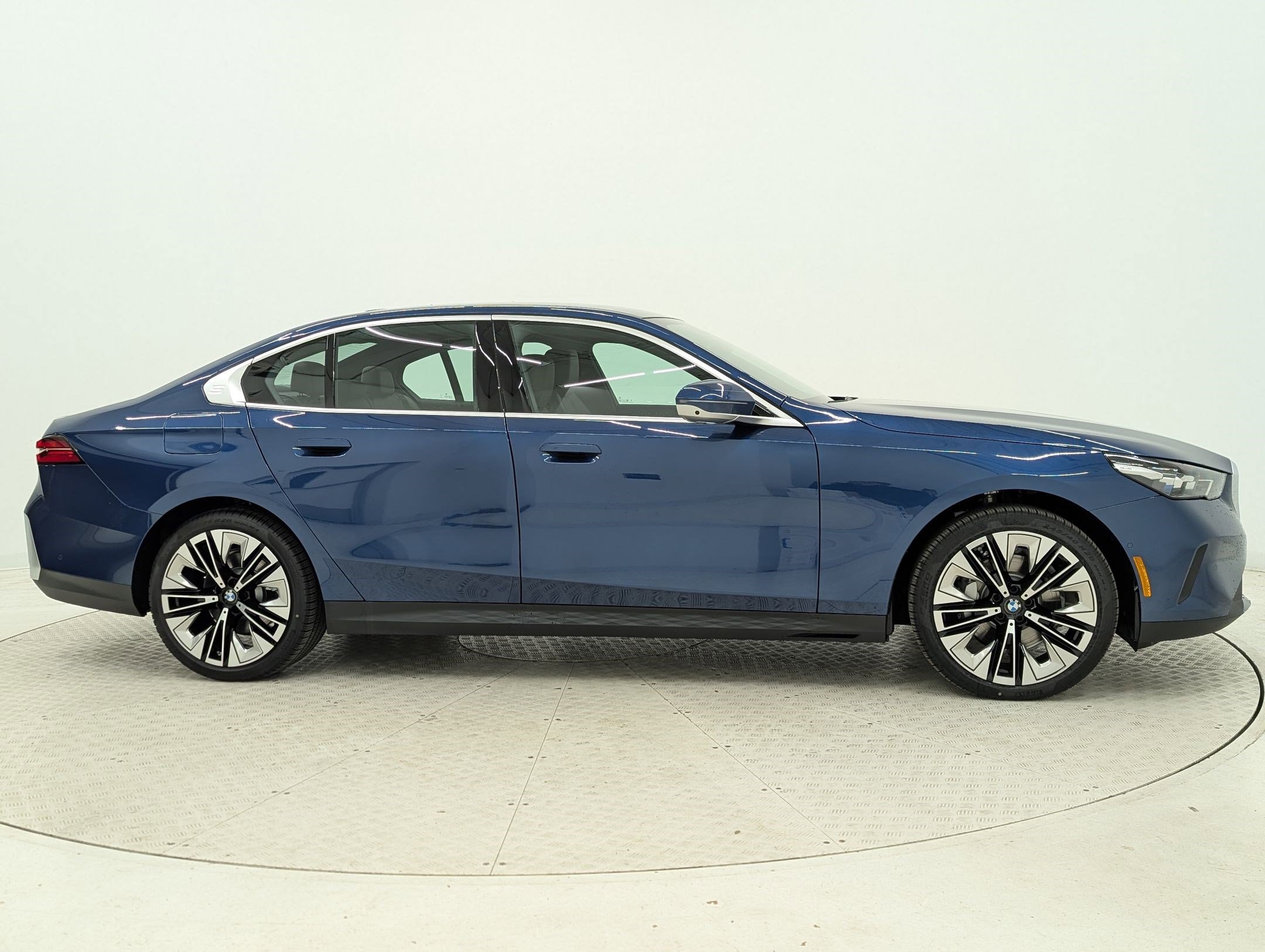 New 2026 BMW 530i xDrive w/ Premium Package image 8