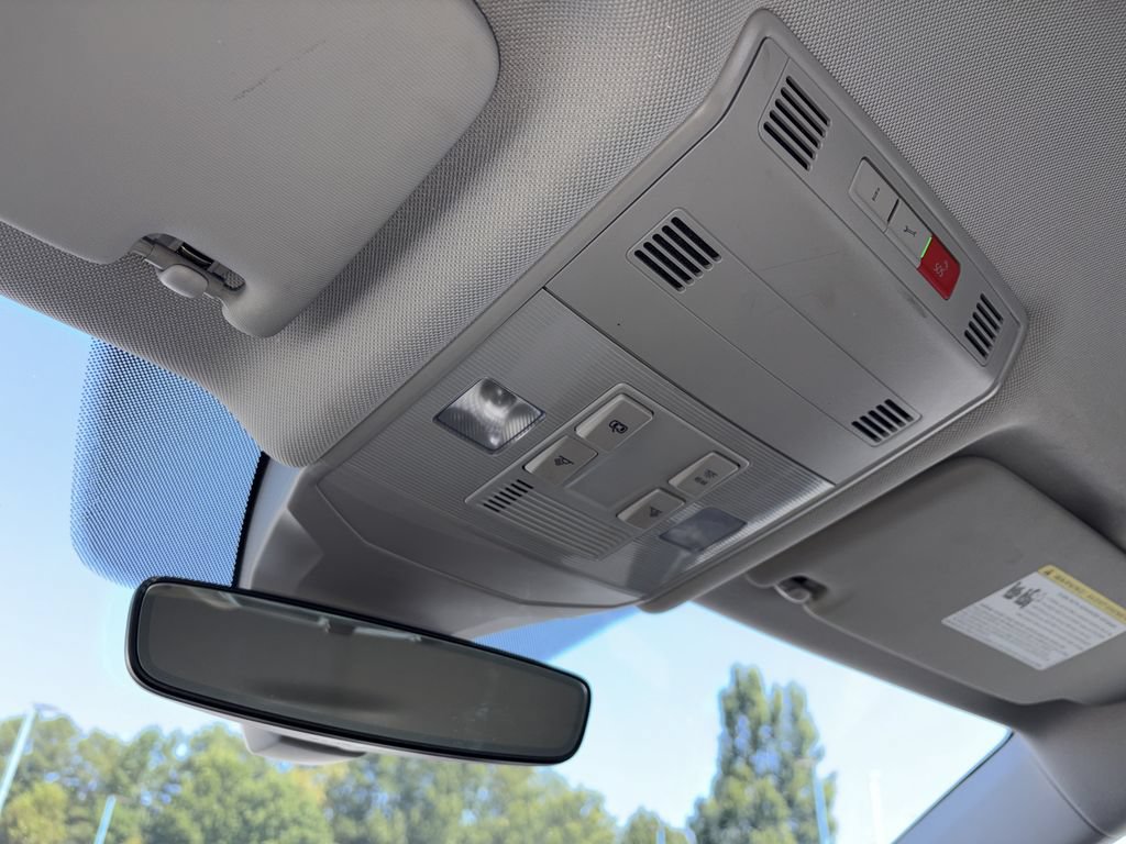 Used 2025 Volkswagen Jetta SE FWD image 13