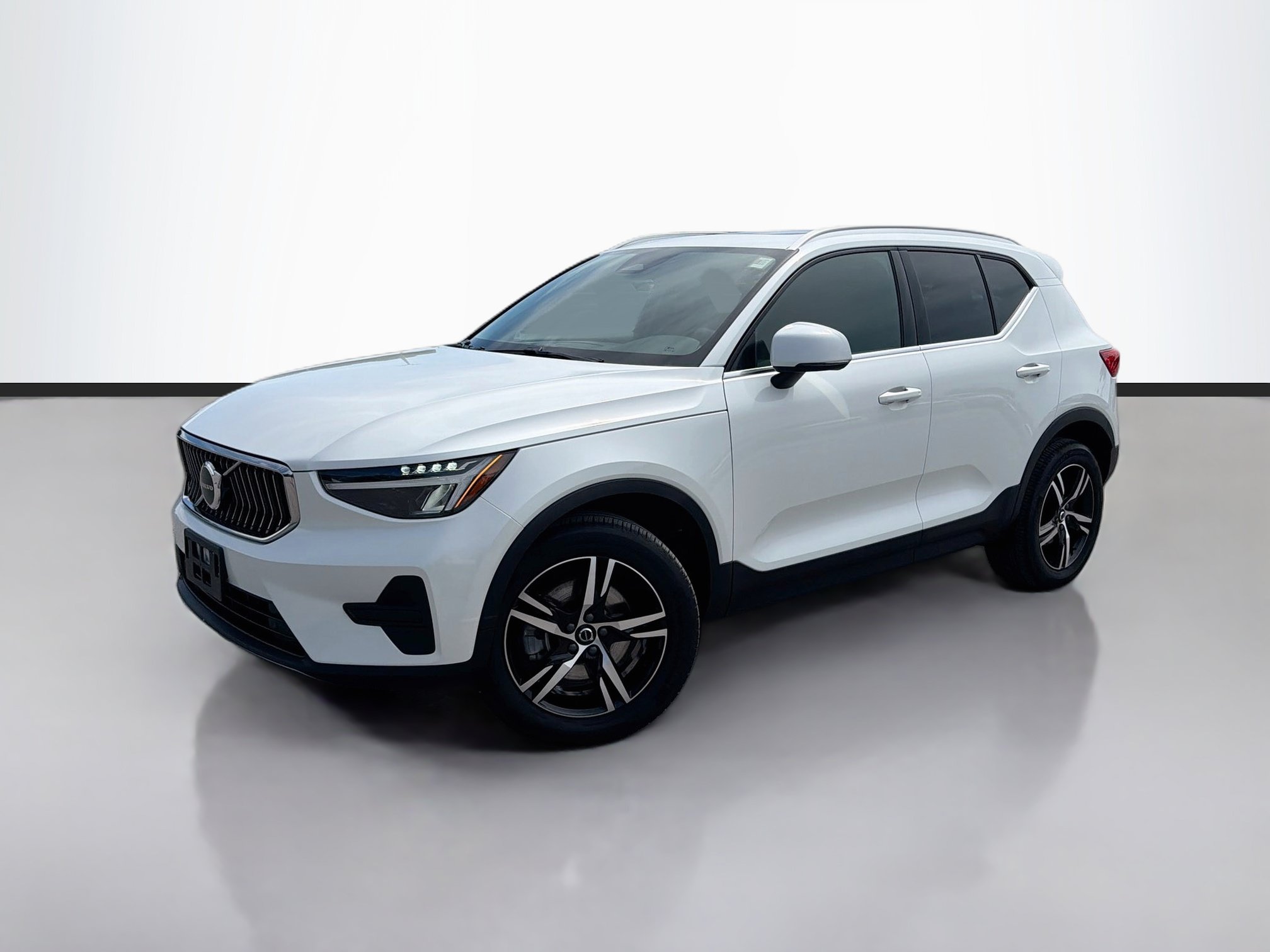 Used 2025 Volvo XC40 B5 Core AWD/4WD image 1