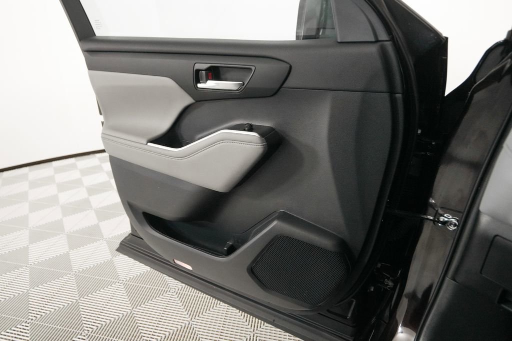 Used 2022 Toyota Highlander XLE AWD/4WD image 12