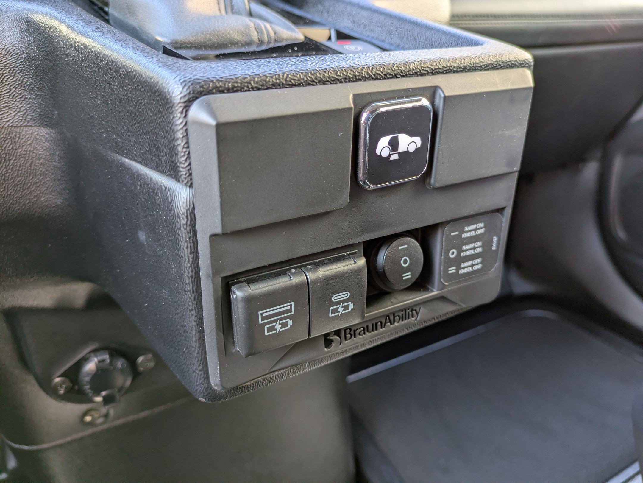 Used 2024 Toyota Sienna Platinum FWD image 23