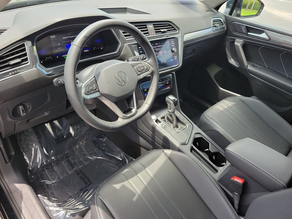 Used 2023 Volkswagen Tiguan SE w/ Panoramic Sunroof Package FWD image 22