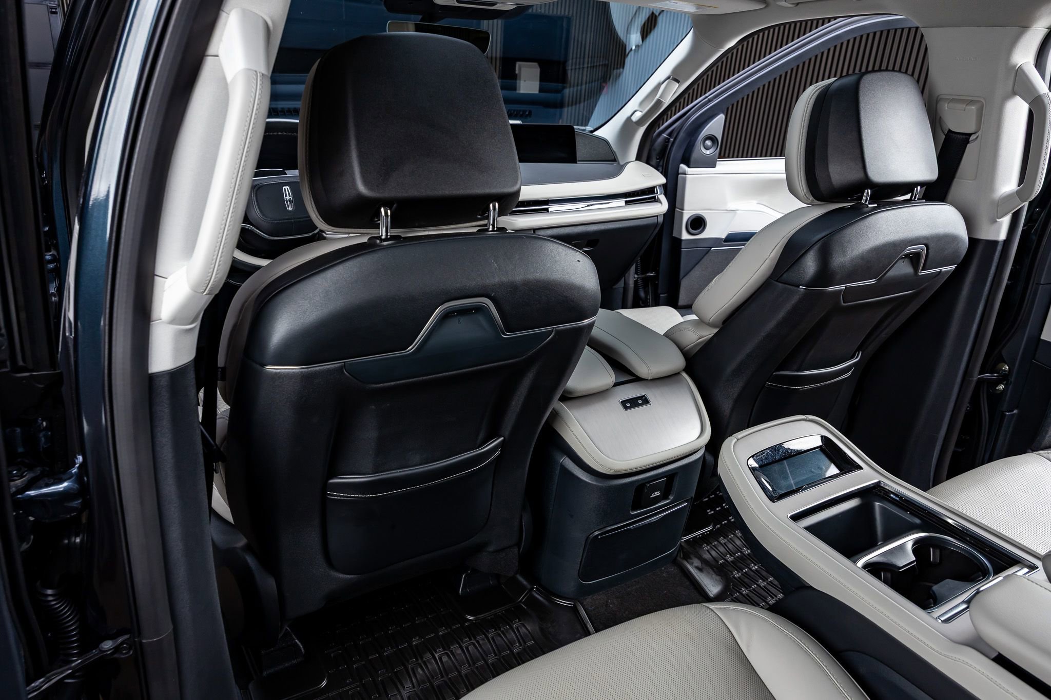 Used 2025 Lincoln Navigator Reserve image 34