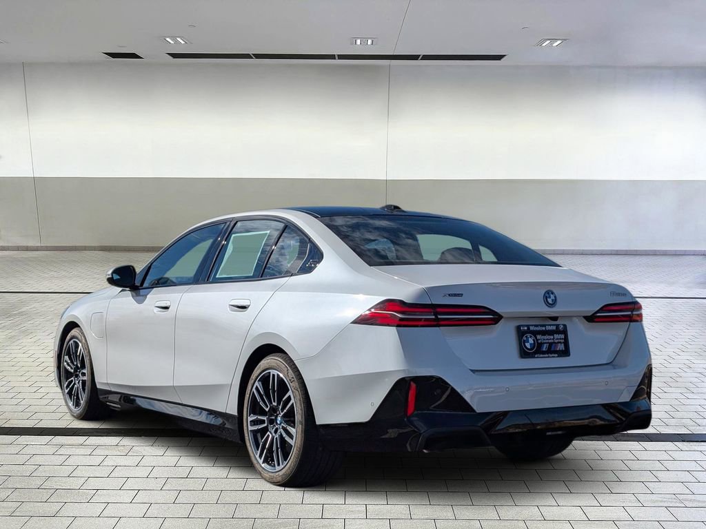 New 2026 BMW 550e xDrive w/ Premium Package image 3