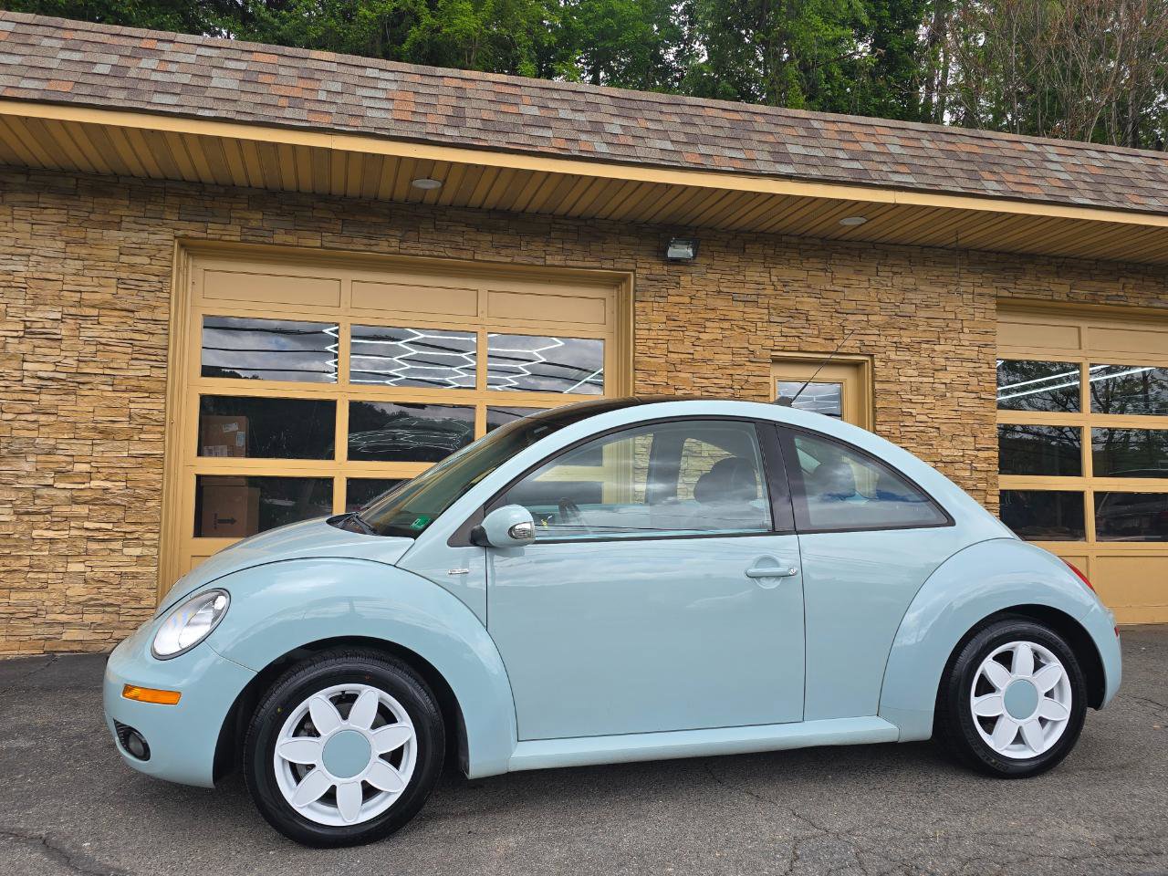 Used 2010 Volkswagen Beetle Final Edition FWD image 1