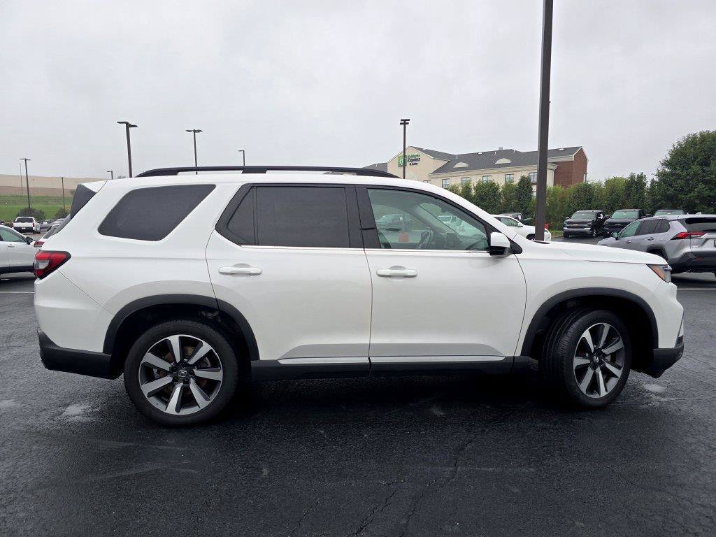 Used 2025 Honda Pilot Touring image 9