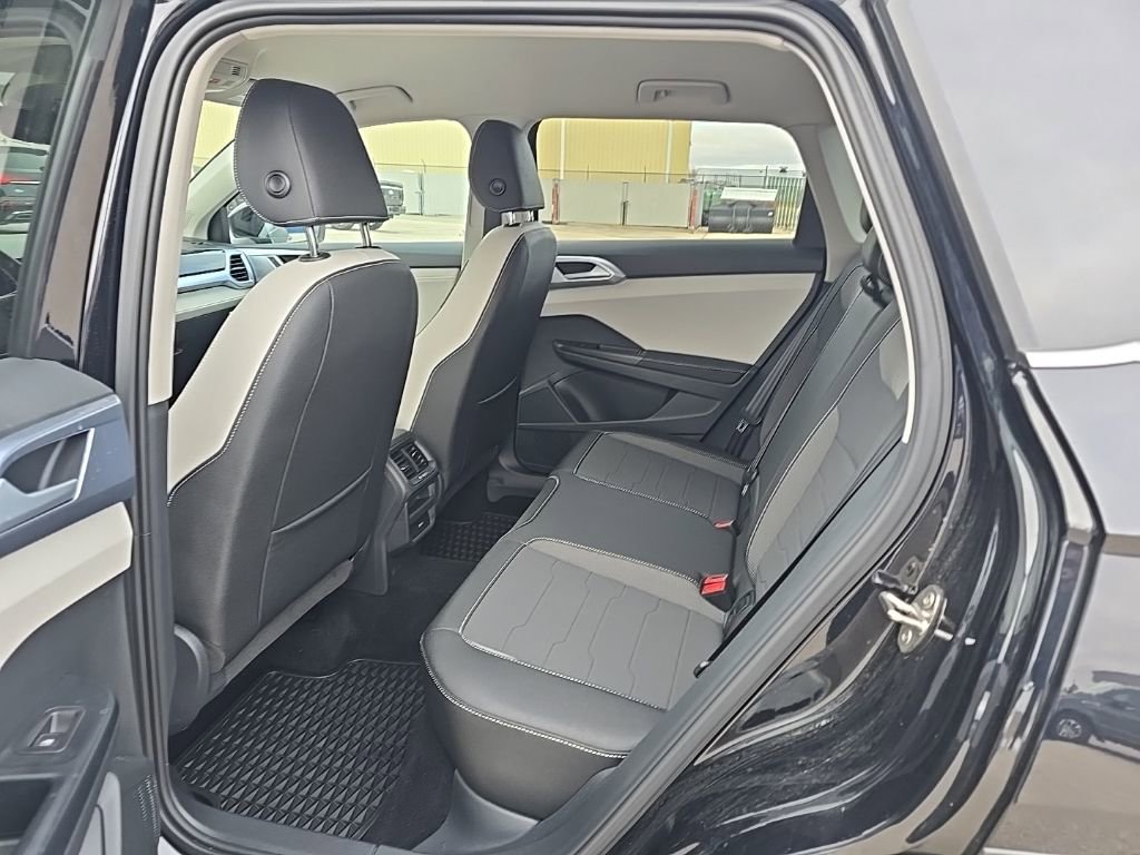 Used 2025 Volkswagen Taos SE image 11