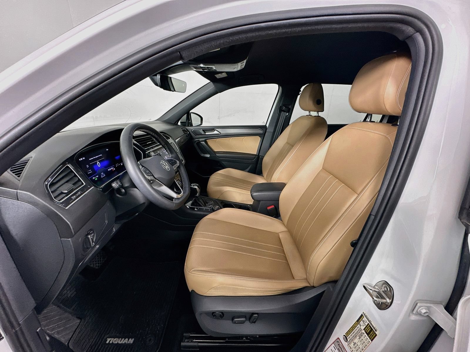 Used 2024 Volkswagen Tiguan SE AWD/4WD image 20