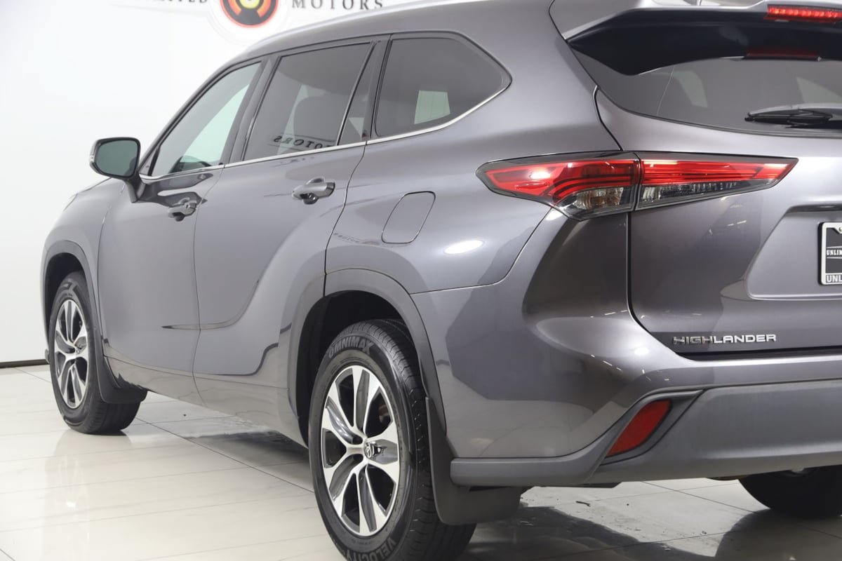 Used 2021 Toyota Highlander XLE AWD/4WD image 24