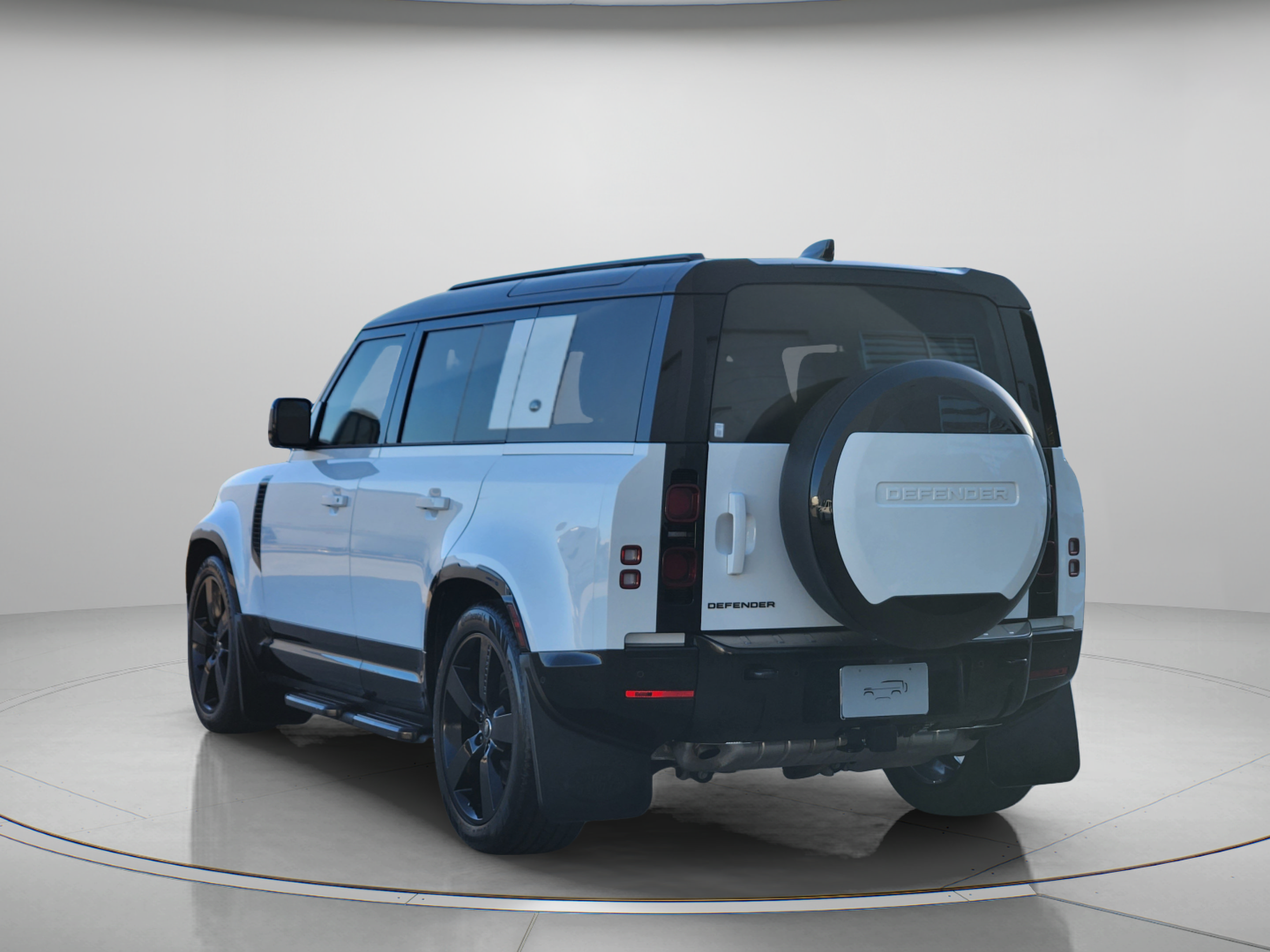 Certified 2024 Land Rover Defender 110 X-Dynamic SE AWD/4WD image 3