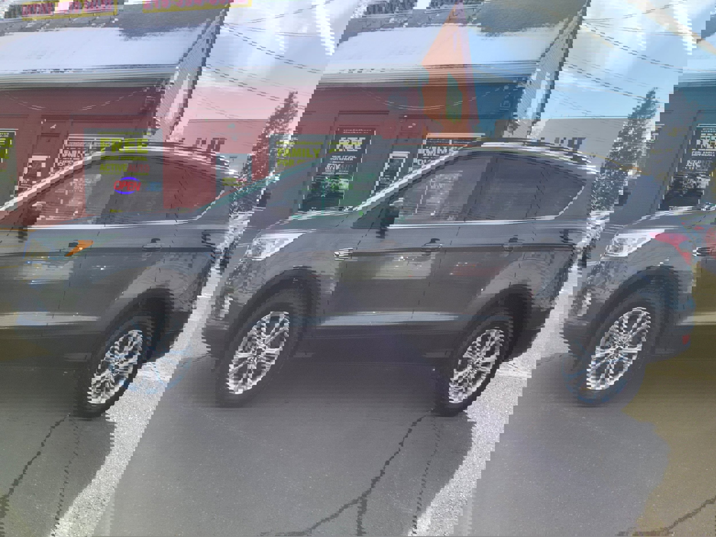 Used 2018 Ford Escape SE w/ SE Sync 3 Package image 4