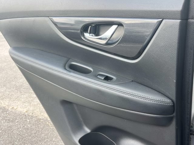 Used 2017 Nissan Rogue S FWD image 17