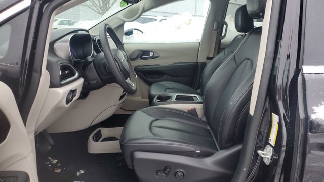 Certified 2024 Chrysler Pacifica Touring-L image 5