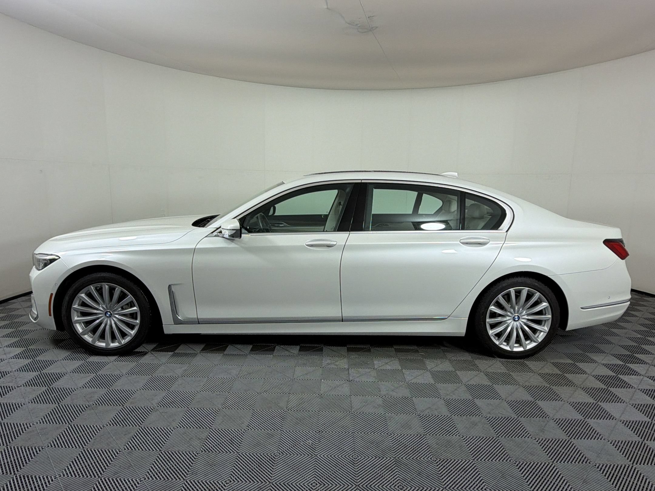 Used 2020 BMW 740i RWD image 2