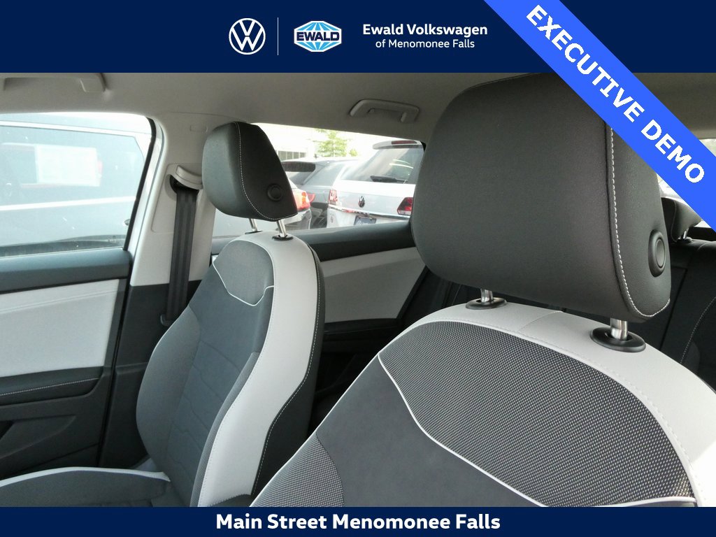 Certified 2025 Volkswagen Taos SE image 28