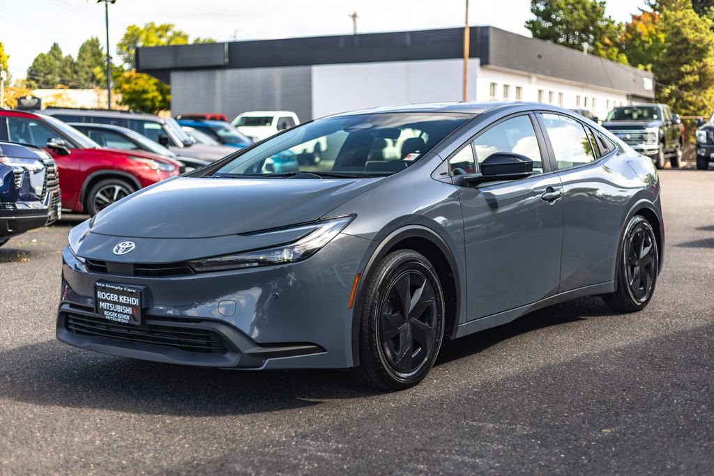 Used 2025 Toyota Prius LE FWD image 4