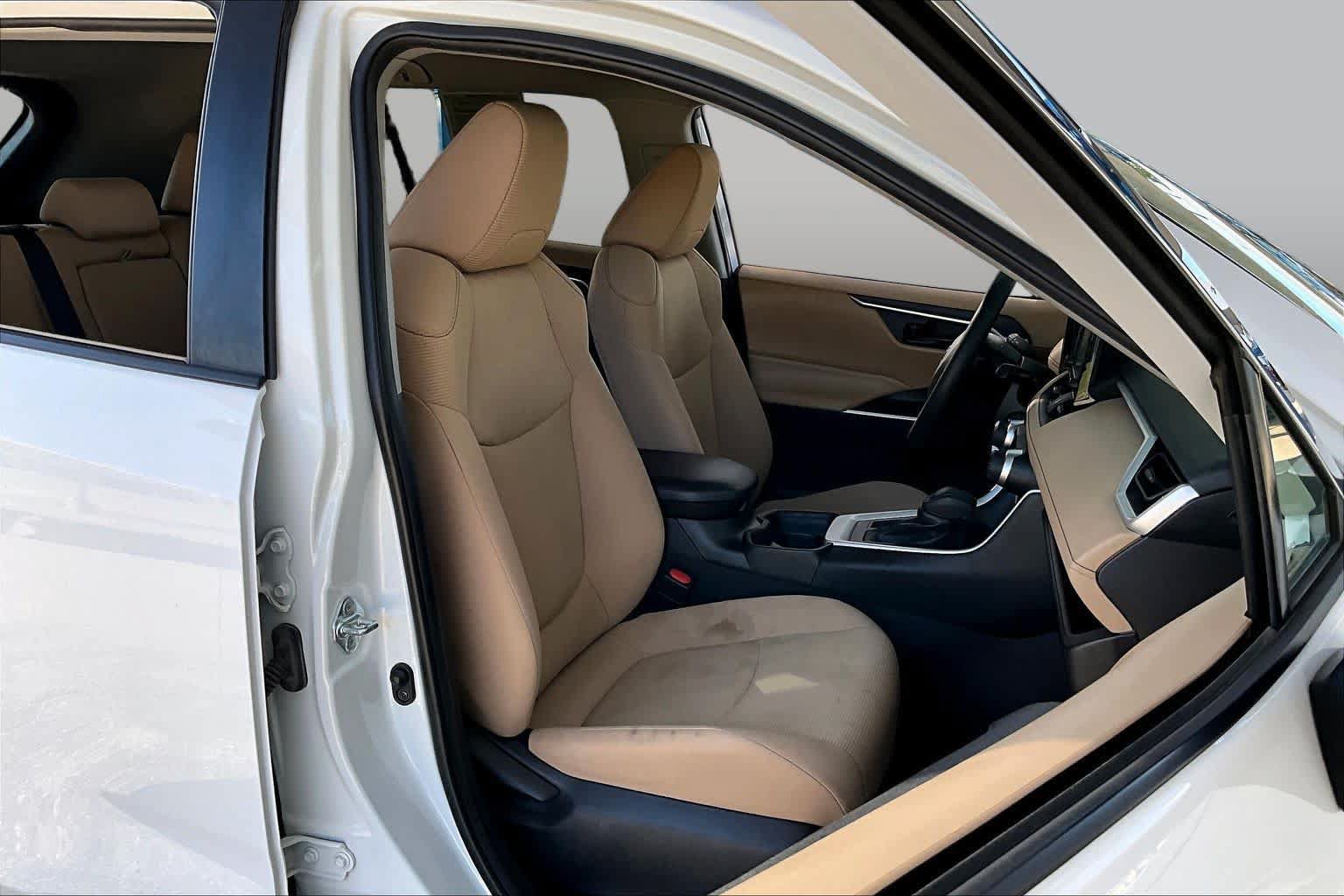 Used 2021 Toyota RAV4 LE AWD/4WD image 9