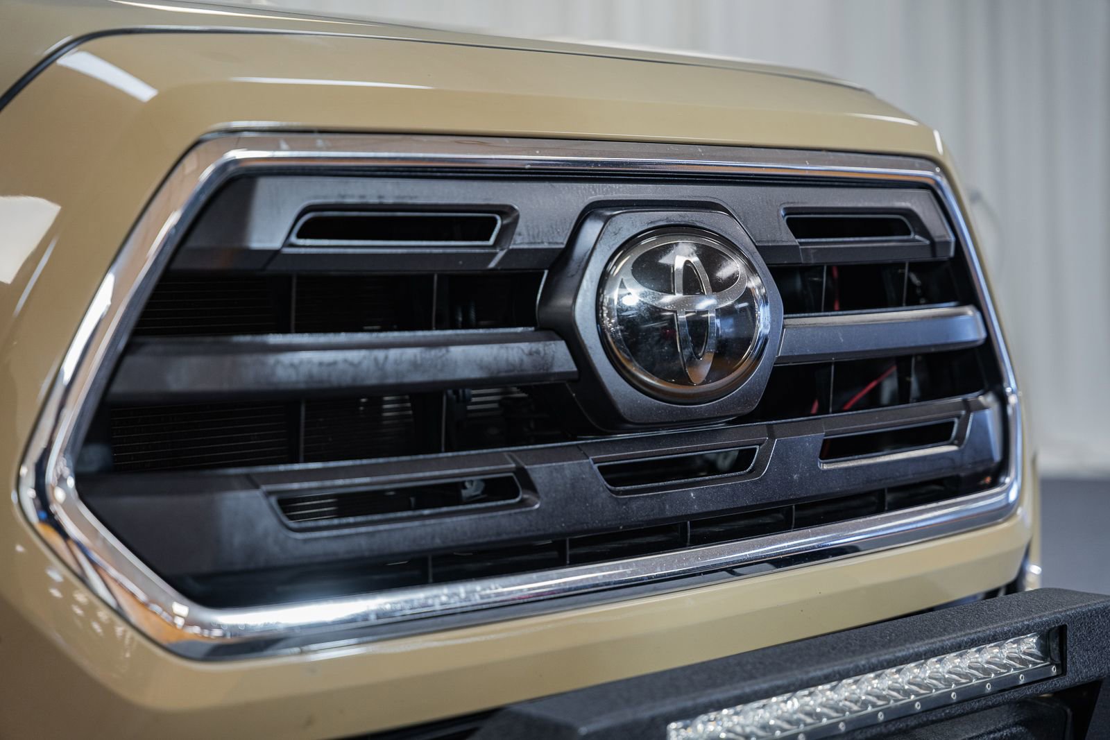 Used 2018 Toyota Tacoma SR5 AWD/4WD image 15