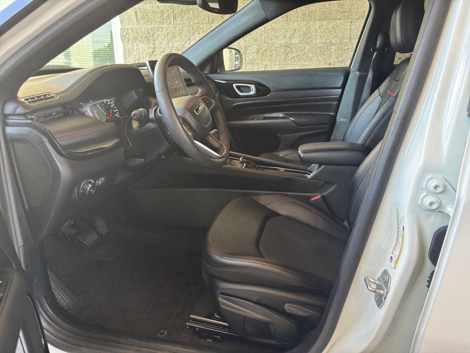 Used 2025 Jeep Compass Trailhawk AWD/4WD image 25