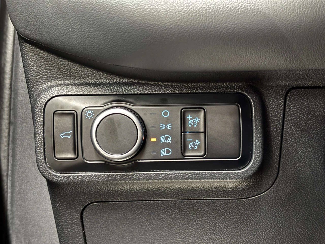 Used 2025 Ford Explorer Active AWD/4WD image 35