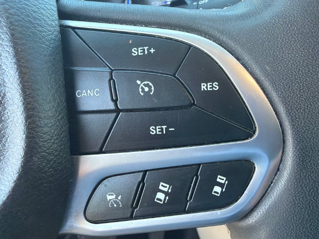 Used 2023 Chrysler Pacifica Touring-L FWD image 25