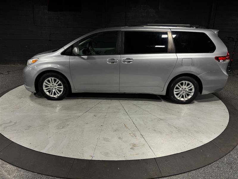 Used 2012 Toyota Sienna XLE image 2