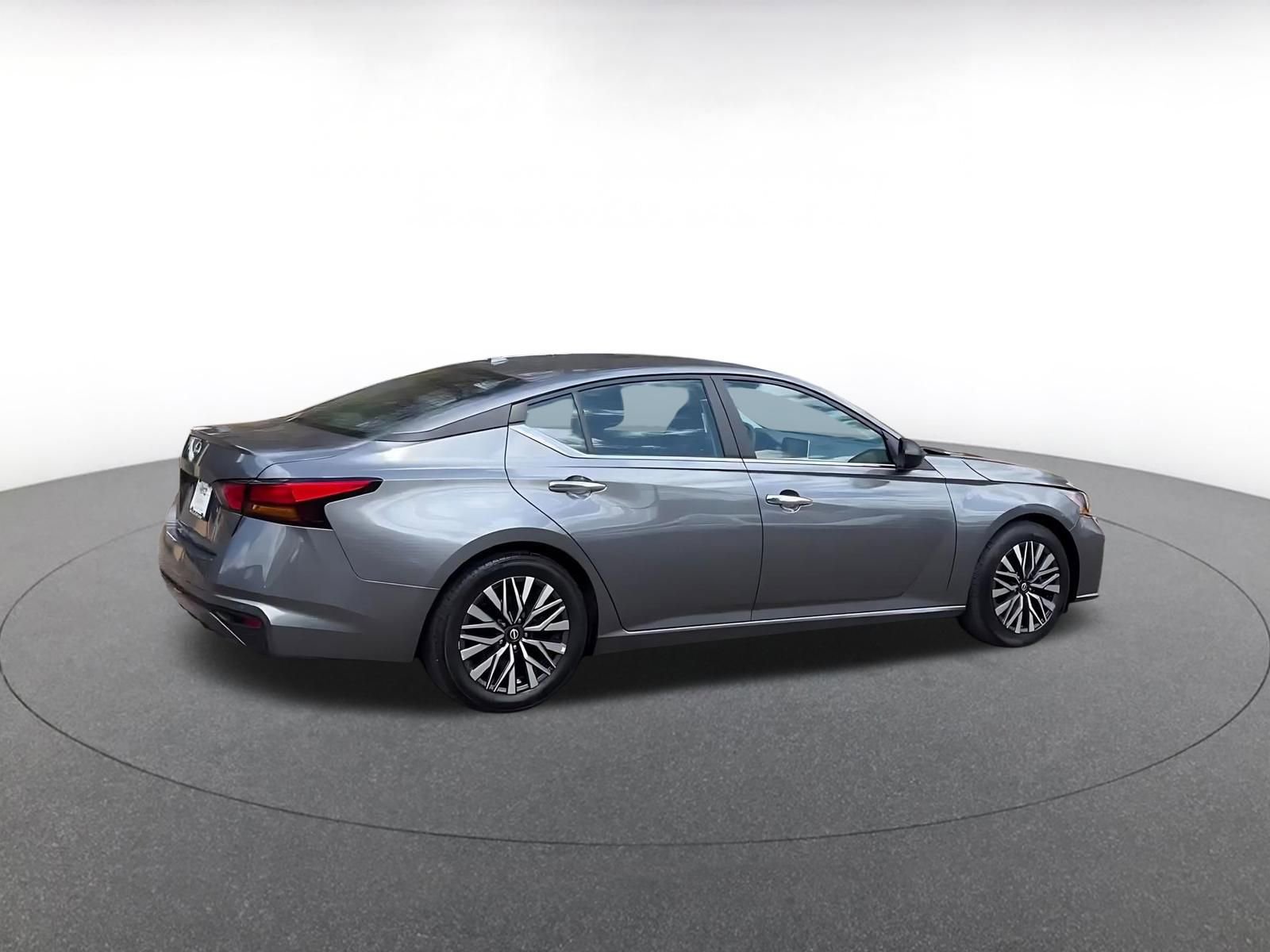 Used 2025 Nissan Altima 2.5 SV FWD image 14