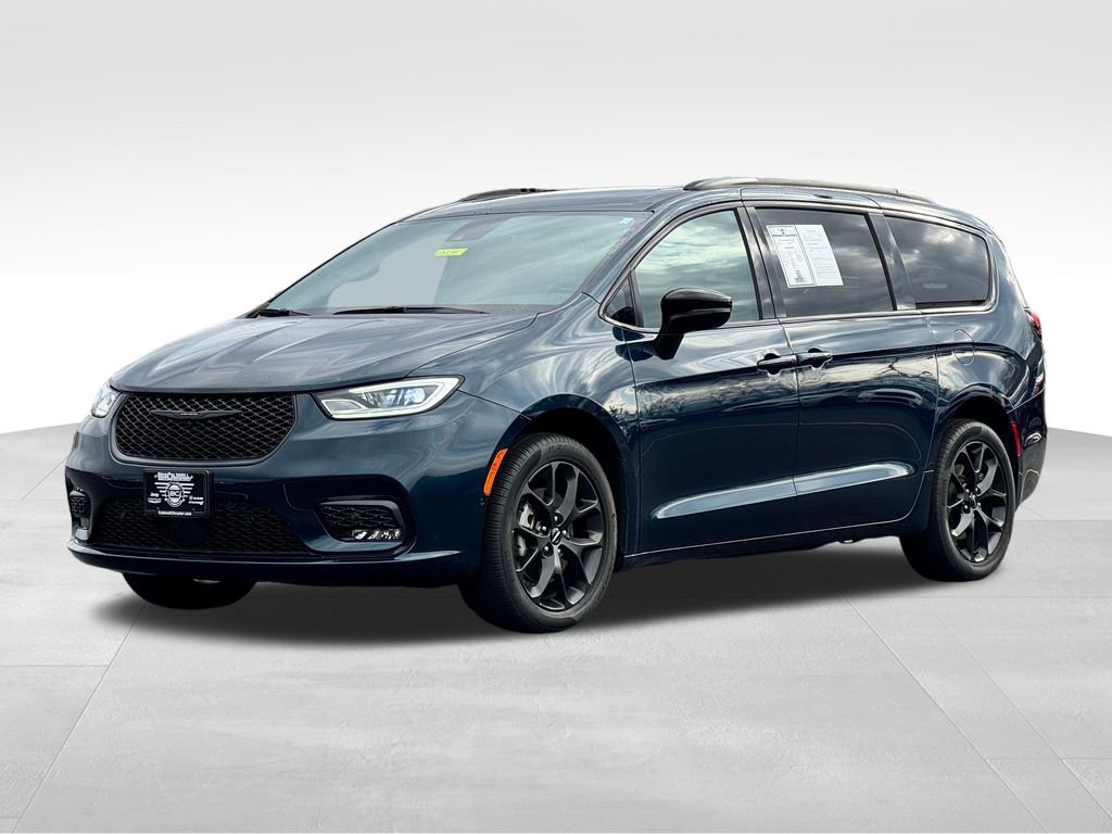 Used 2023 Chrysler Pacifica Limited w/ S Appearance Package AWD/4WD image 3