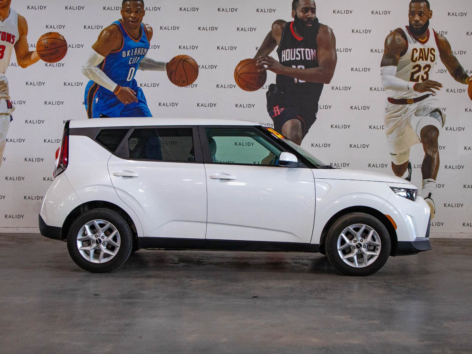 Used 2025 Kia Soul LX w/ LX Technology Package FWD image 17