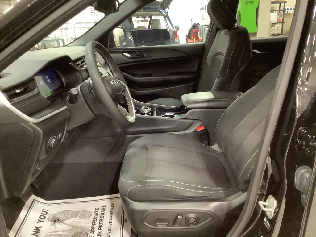 Used 2024 Jeep Grand Cherokee L Laredo image 22