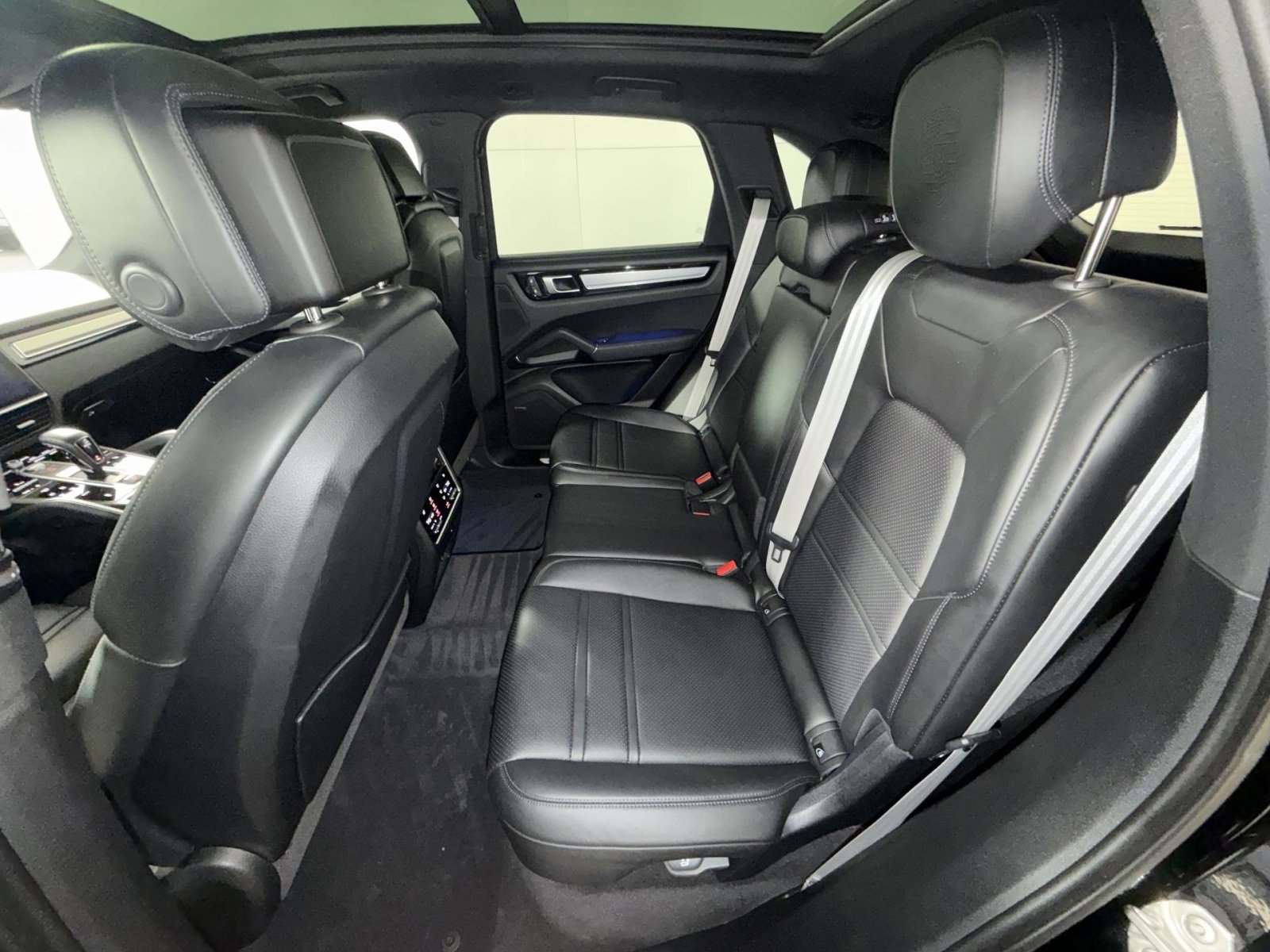 Used 2023 Porsche Cayenne Platinum Edition image 25