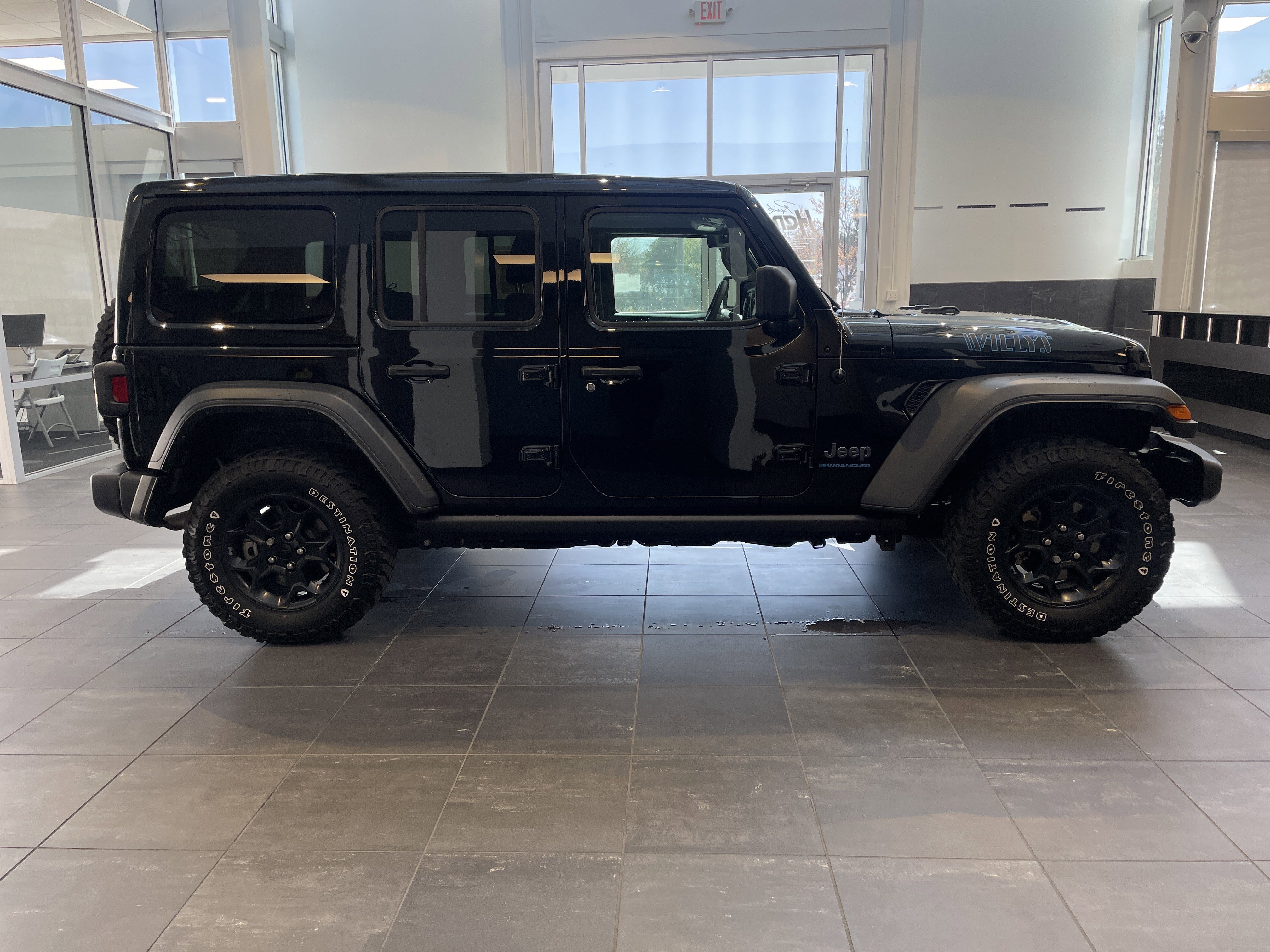 Used 2023 Jeep Wrangler Unlimited w/ Sun & Screen Package image 21
