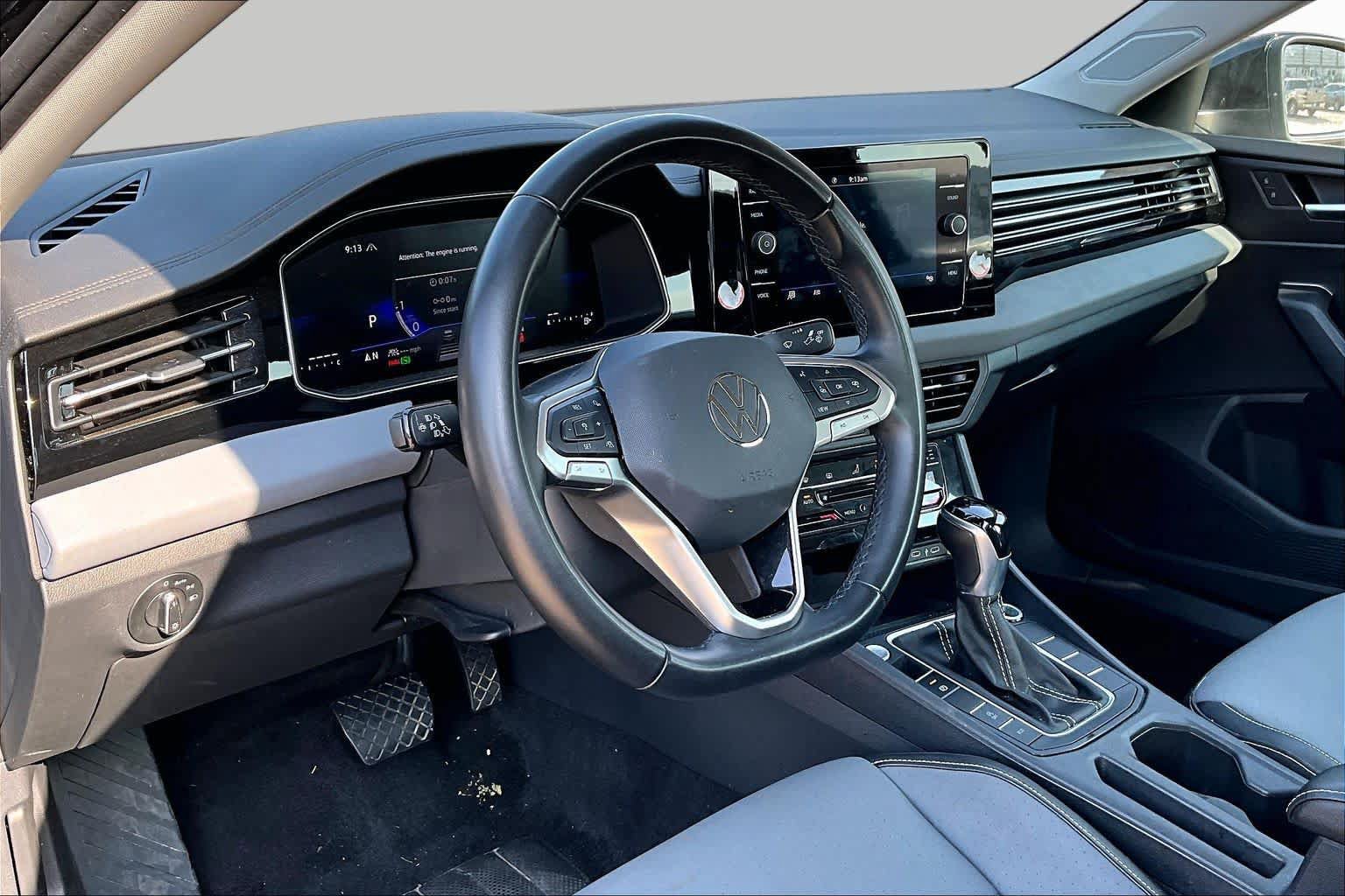 Used 2025 Volkswagen Jetta SE FWD image 15