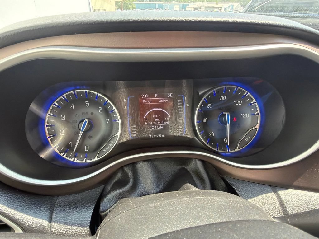 Used 2019 Chrysler Pacifica Touring-L FWD image 13