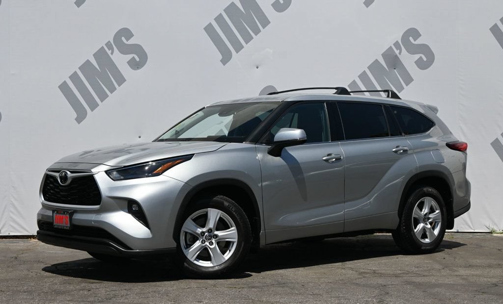 Used 2022 Toyota Highlander LE FWD image 1