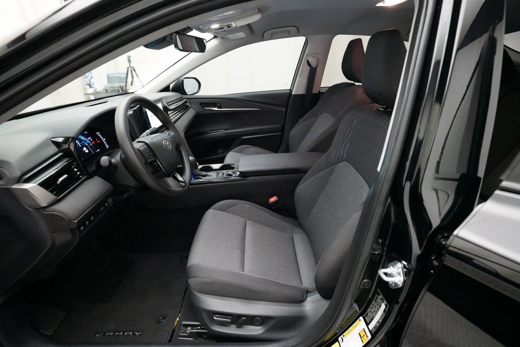 Used 2025 Toyota Camry LE image 7