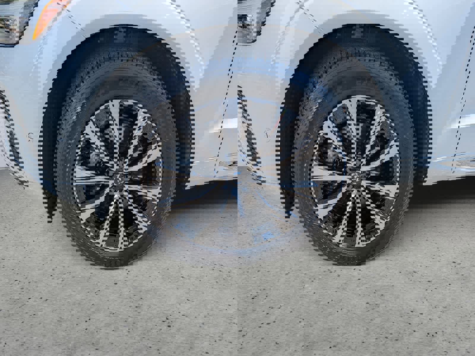 Used 2023 Volvo XC60 B5 Plus image 7