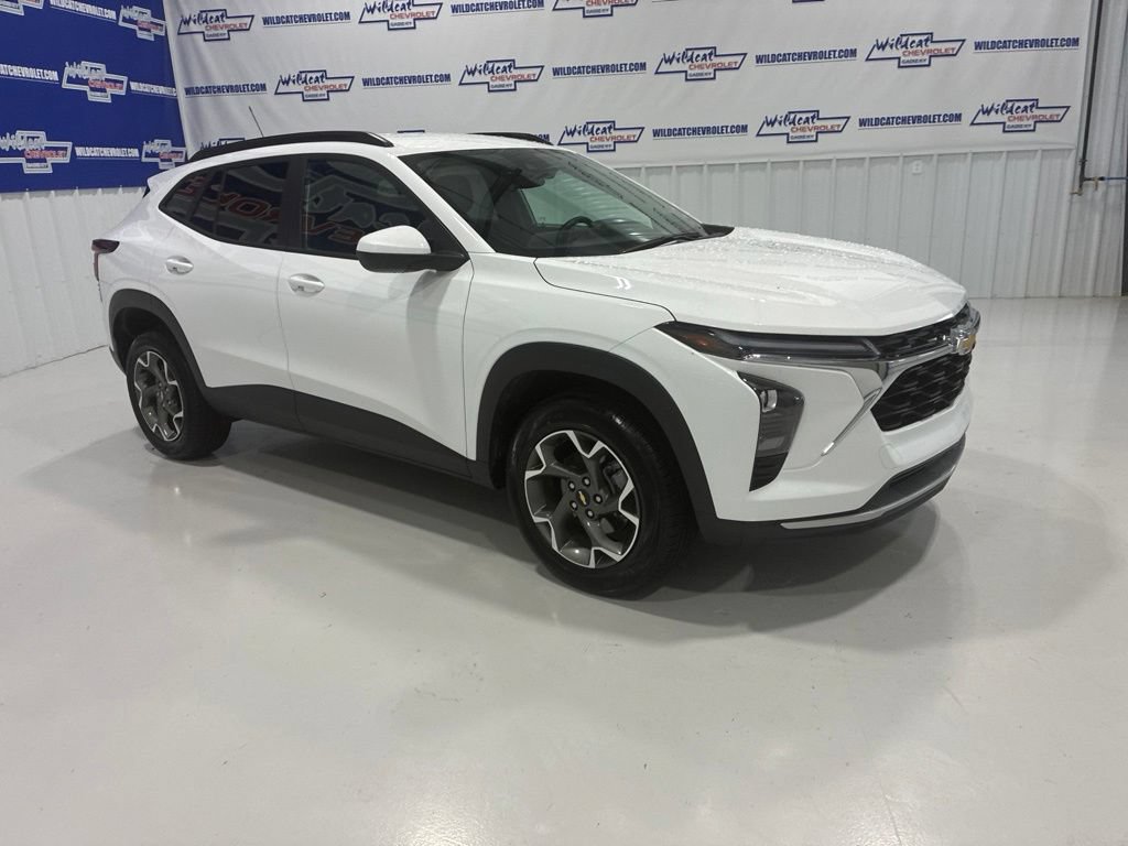 Used 2025 Chevrolet Trax LT FWD image 8