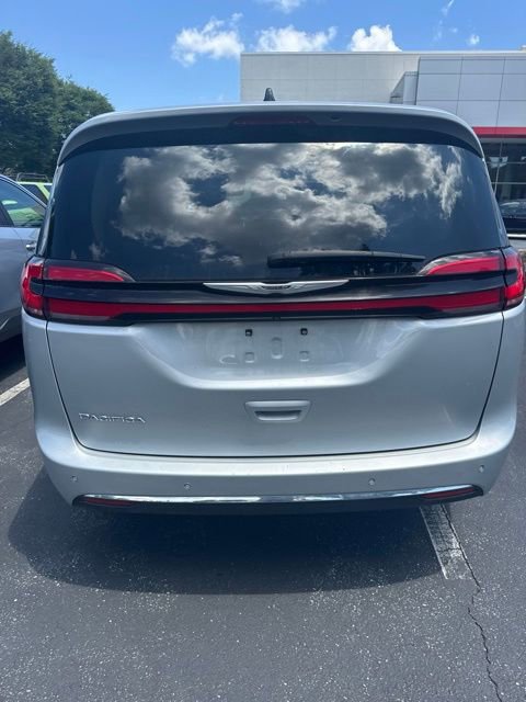 Used 2024 Chrysler Pacifica Touring-L FWD image 9