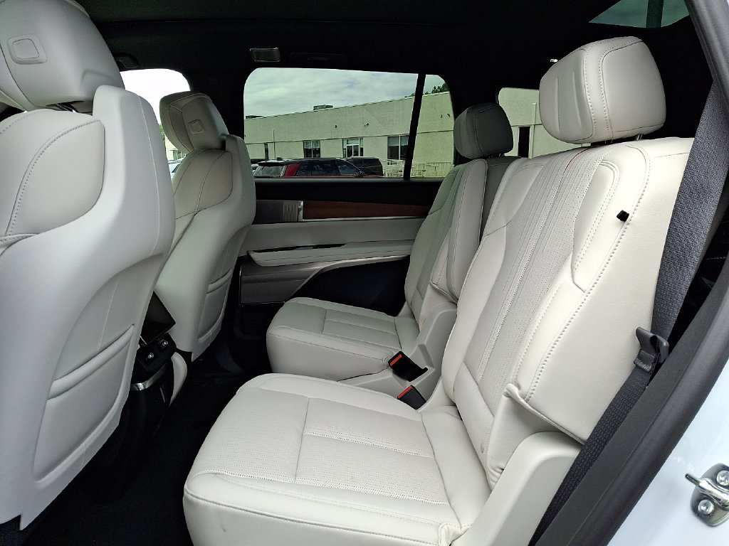 New 2027 Cadillac Vistiq Luxury w/ LPO, Floor Liner Package AWD/4WD image 5