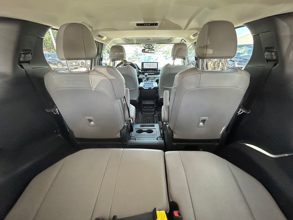 Used 2026 Toyota Sienna XLE FWD image 16