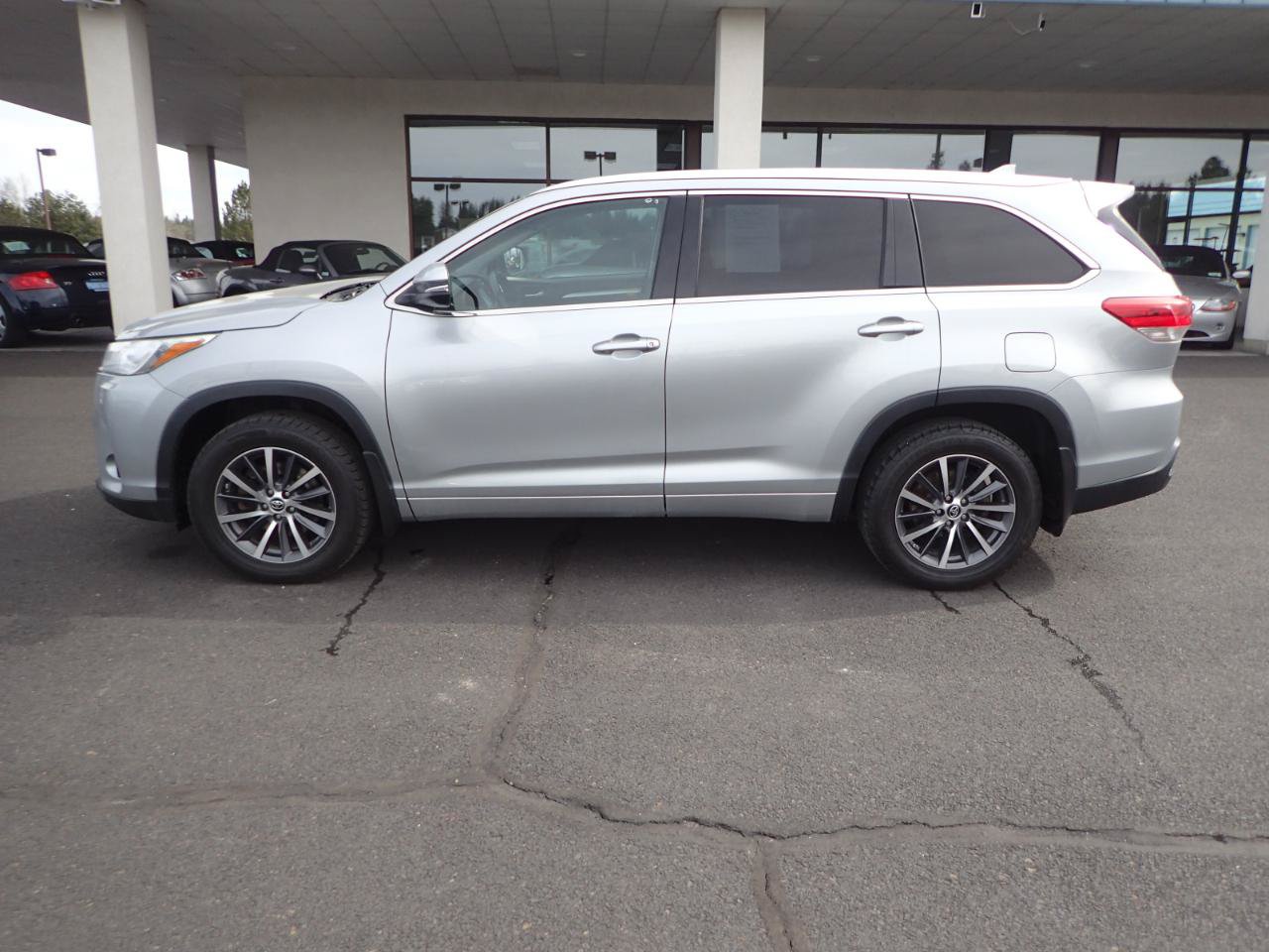 Used 2017 Toyota Highlander XLE AWD/4WD image 2