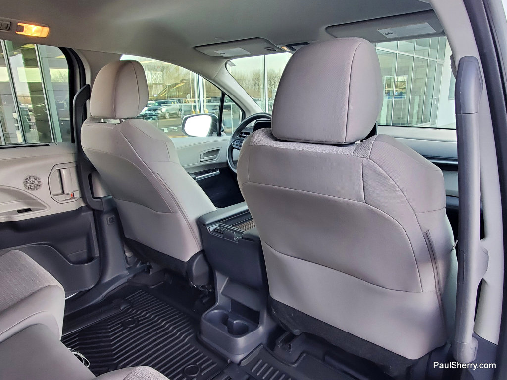 Used 2024 Toyota Sienna LE FWD image 40