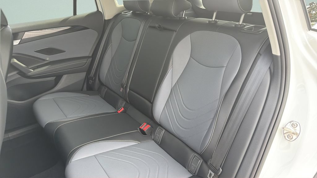 New 2026 Volkswagen Tiguan SE FWD image 32