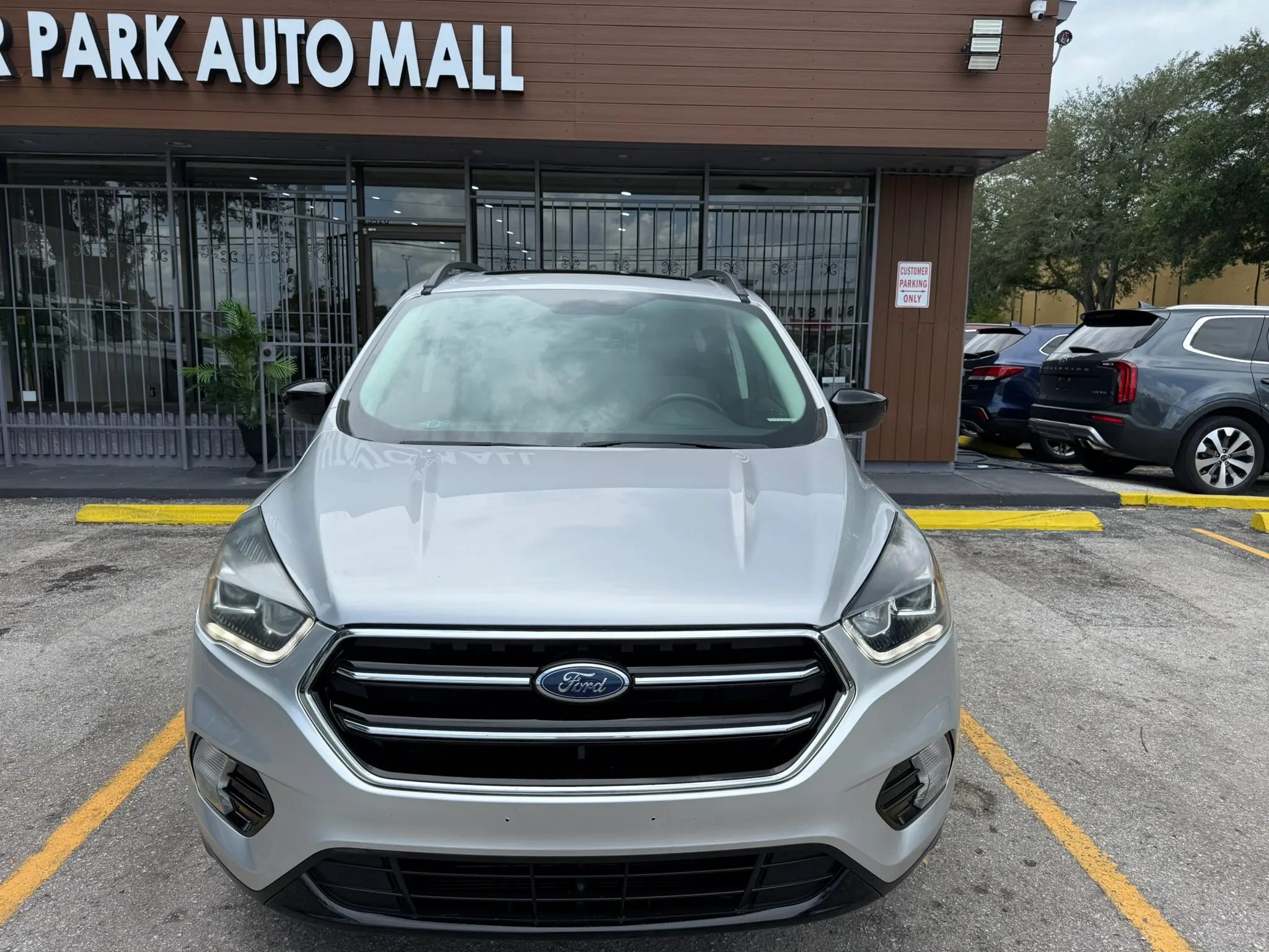 Used 2017 Ford Escape SE w/ SE Sport Appearance Package AWD/4WD image 2