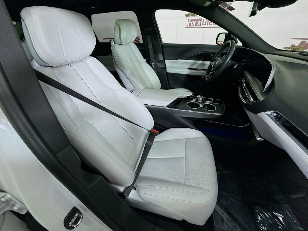 Used 2024 Cadillac Lyriq Luxury AWD/4WD image 32